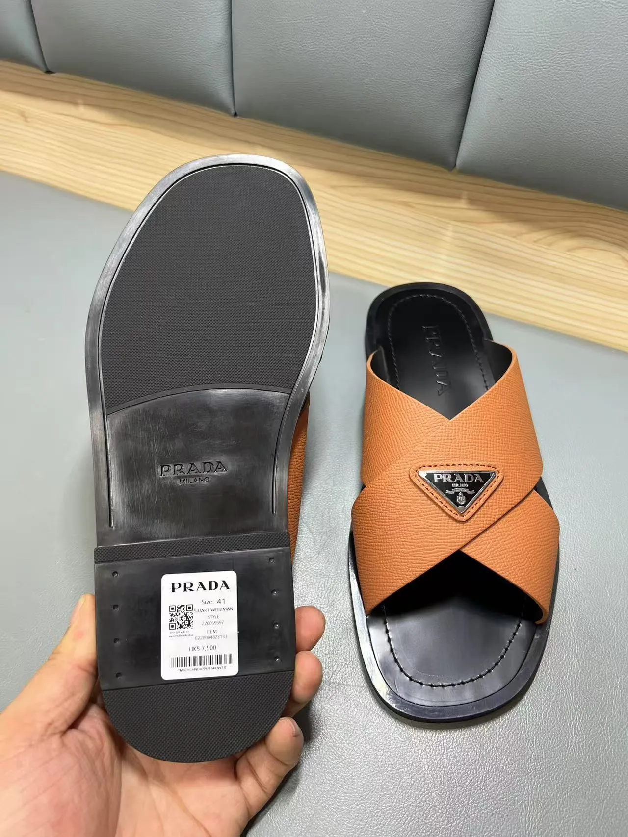 340💰PRADA Prada’s latest slippers are synchronized with the official website. This slipper is made of the brand’s unique and iconic Saffiano leather. The brand logo jumps out from the double straps, and the brand style is clearly visible. Cowhide gives men elegant charm and functional design, making it an ideal choice for vacation and leisure. Size:38-45